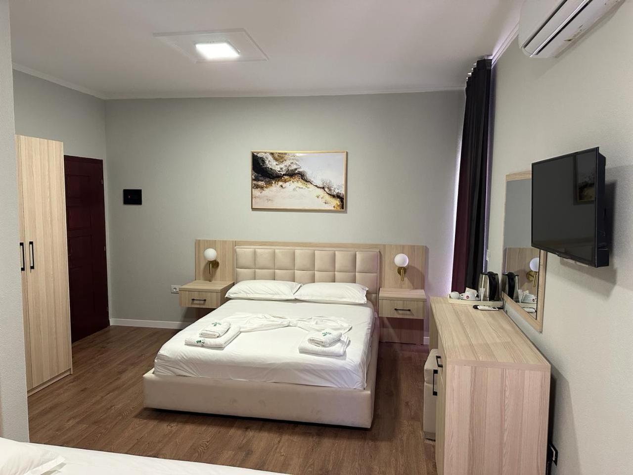 Hotel Dollari Kryemëdhej Extérieur photo