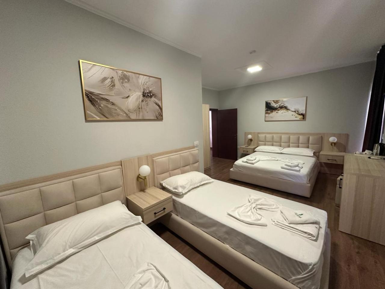 Hotel Dollari Kryemëdhej Extérieur photo