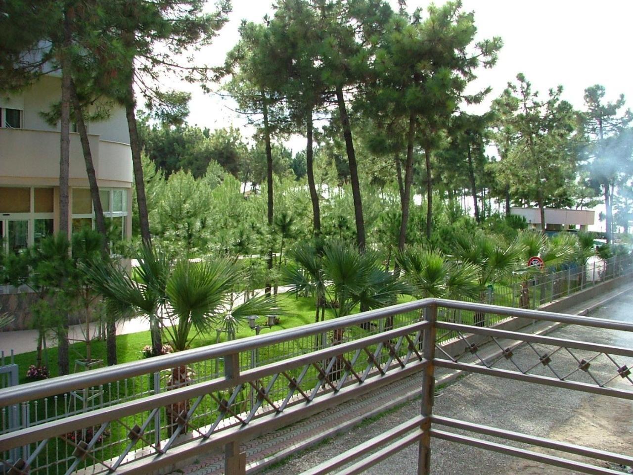 Hotel Dollari Kryemëdhej Extérieur photo
