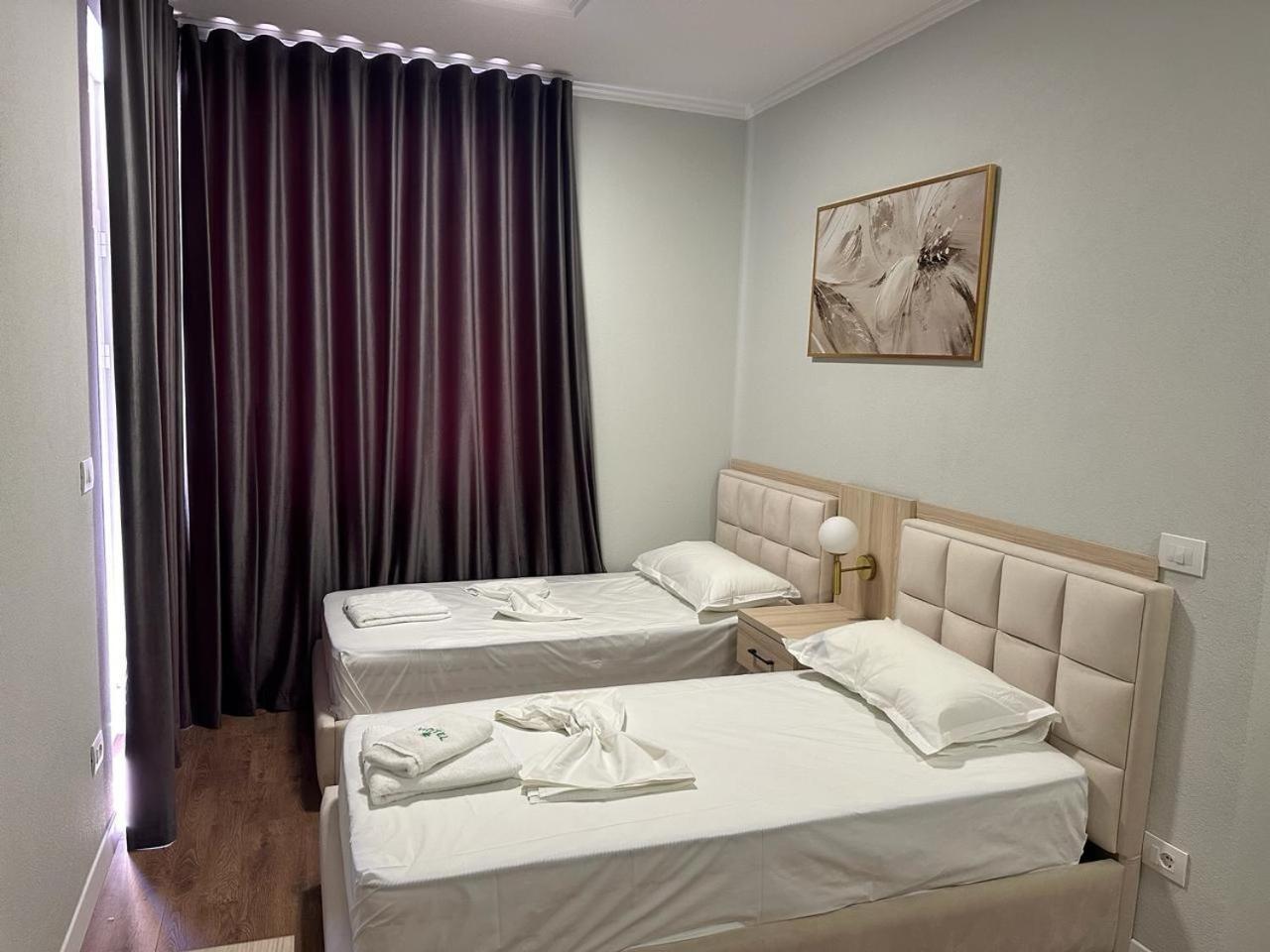 Hotel Dollari Kryemëdhej Extérieur photo