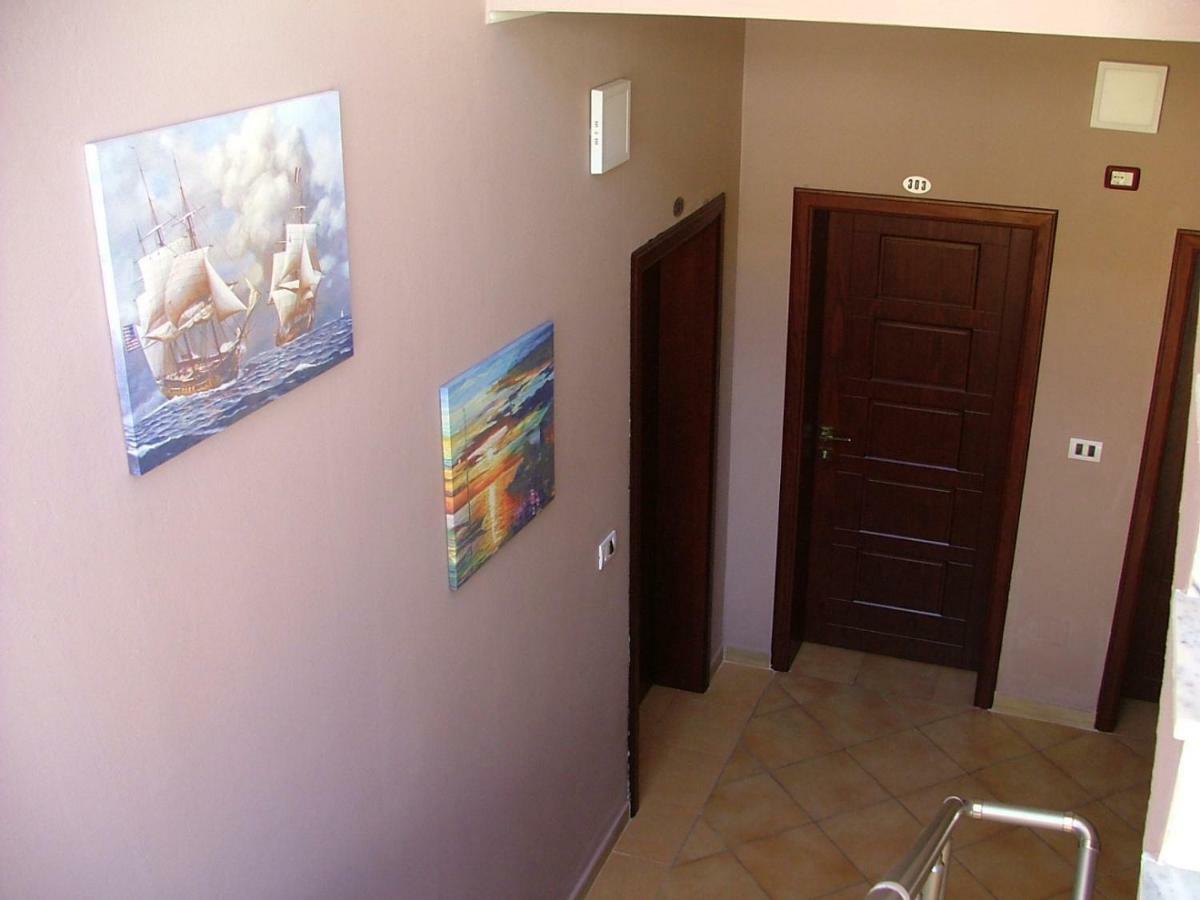 Hotel Dollari Kryemëdhej Extérieur photo